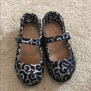 Like new Toms black swirl Mary Jane tiny 7